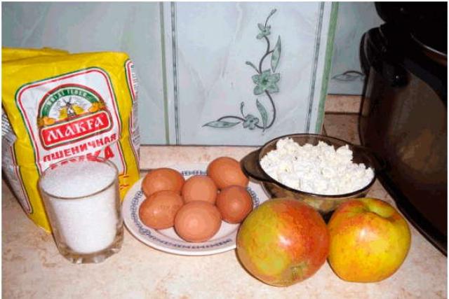 Бисквитная шарлотка с творогом и яблоками (рецепт в мультиварке или духовке) Шарлотка с творогом в мультиварке рецепты